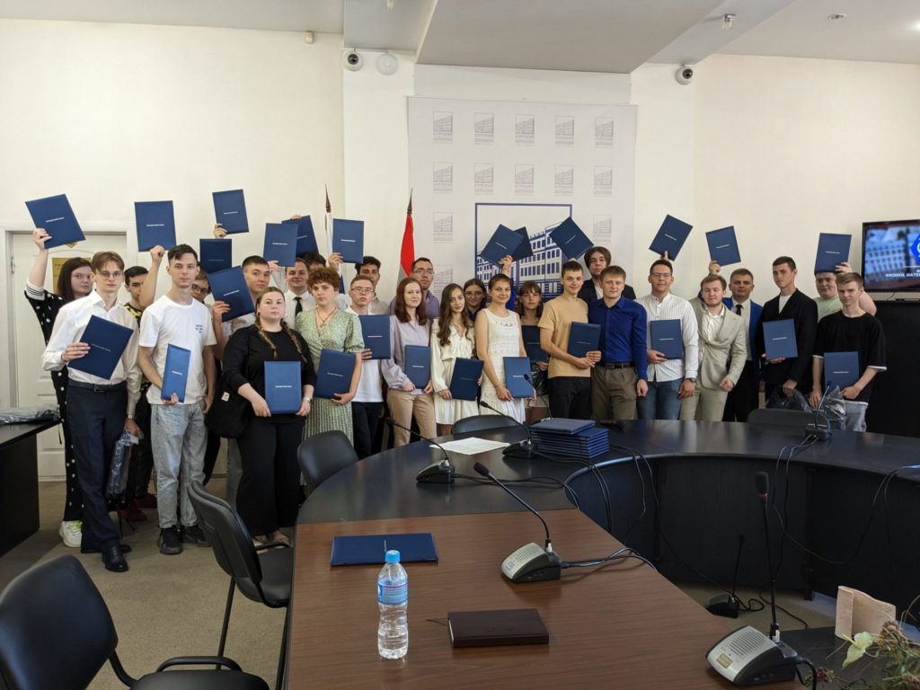 Выпускники IT Академии КГУ 2024 — вручение сертификатов